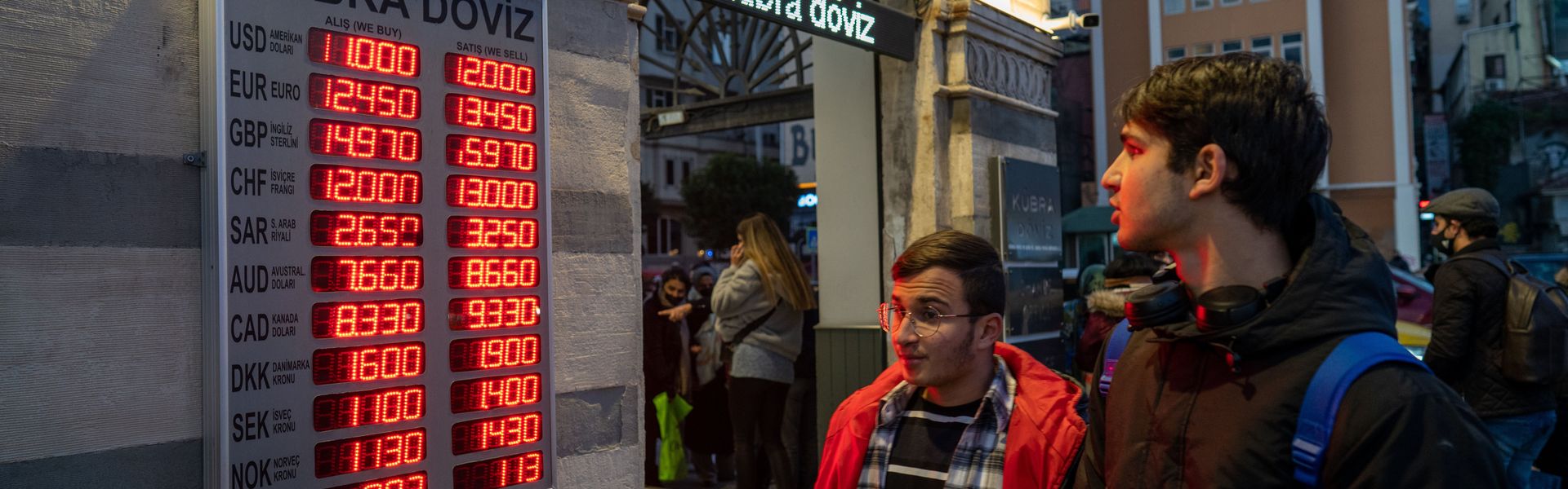Turkey's currency crisis: People change money at a currency exchange office in Istanbul