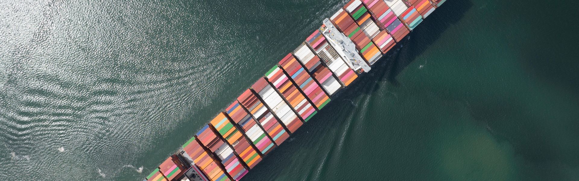 Aerial view of a container ship (symbolic image)