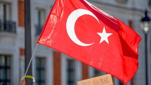 Symbolic image: A member of the Turkish community in Madrid waves a Turkish flag.