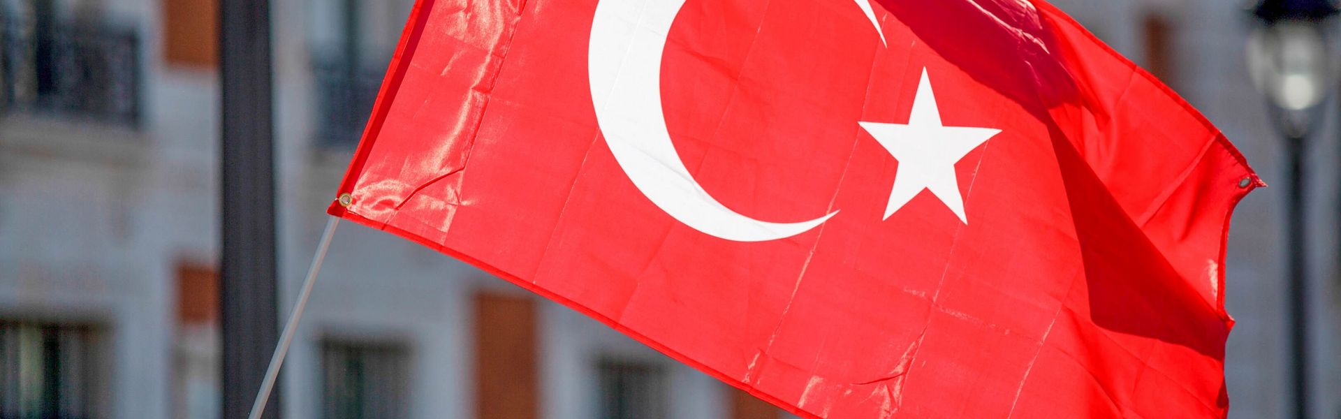 Symbolic image: A member of the Turkish community in Madrid waves a Turkish flag.