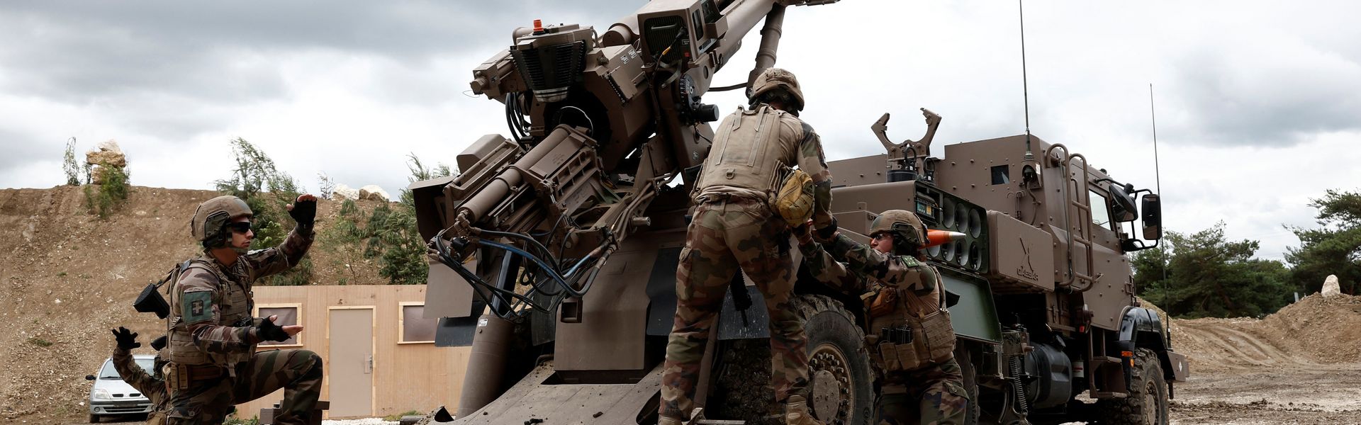 French army soldiers set up a French Caesar self-propelled howitzer during a demonstration at the Eurosatory international land and air defence and security trade fair in Villepinte, France, June 16, 2024.